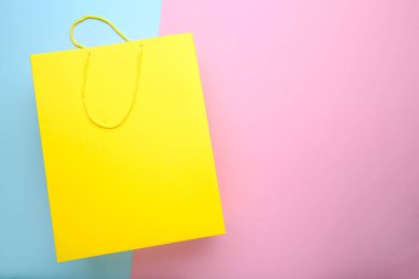 Kağıt alışveriş çantası renkli arka plan üzerinde