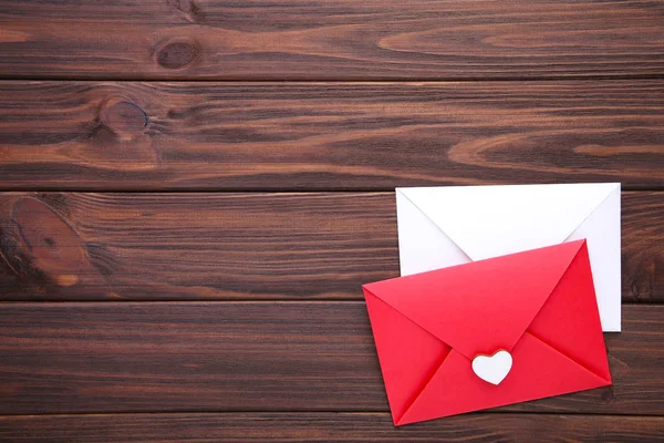 Envelopes Vermelhos Brancos Com Coração Sobre Fundo Marrom — Fotografia de Stock