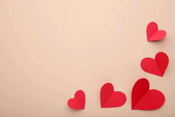 Valentinstag Grußkarte Handgefertigte Herzen Auf Beigem Hintergrund Ansicht Von Oben — Stockfoto