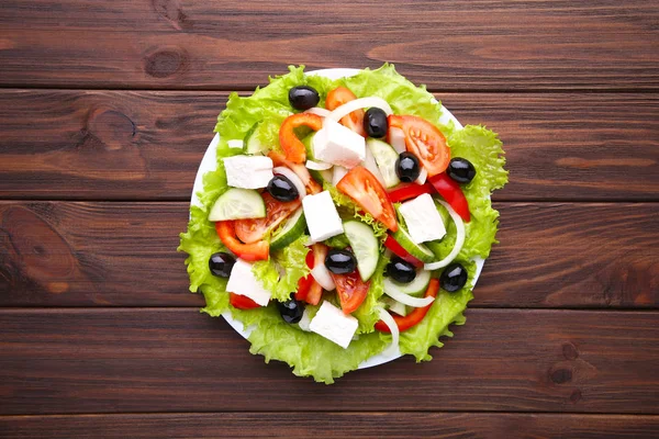 Kahverengi zemin üzerine taze sebze salatası