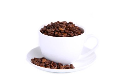 Beyaz arka plan üzerinde izole Kupası kahve çekirdekleri.
