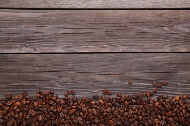 Kahve çekirdekleri gri ahşap zemin üzerine