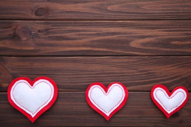 Sevgililer günü tebrik kartı. Kahverengi artalanları Handmaded kalpler. Kopya alanı ile üstten görünüm