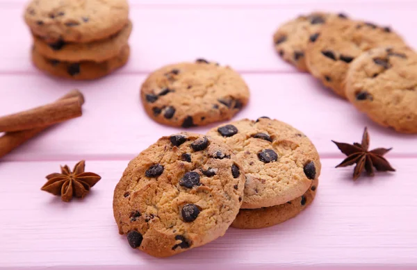 Heerlijke Chocolade Koekjes Bruine Achtergrond Chocolade Koekjes Kaneelstokjes — Stockfoto