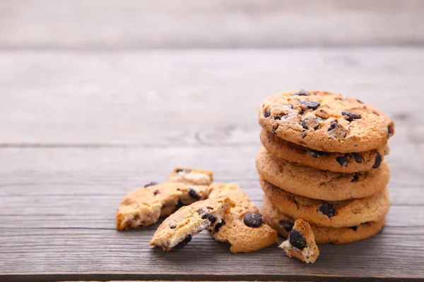 グレーのテーブルの上のチョコレート クッキー 灰色の木製の背景のチョコチップ クッキー — ストック写真