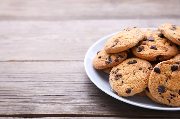 Čokoláda Čip Cookies Štítku Šedý Dřevěný Stůl — Stock fotografie