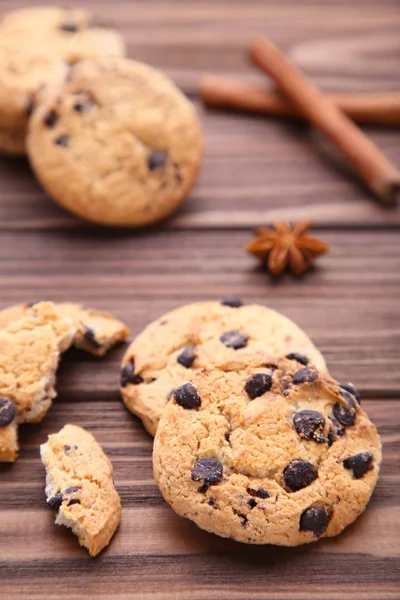 Lahodné Čokoládové Cookies Hnědé Pozadí Čokoládové Sušenky Tyčinky Skořice — Stock fotografie