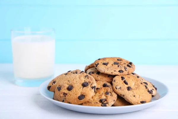 Glass Milk Chocolate Cookies Plate Blue Wooden Background — Stock Photo, Image