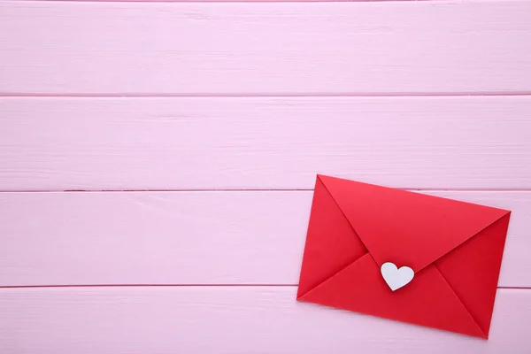 Envelope Vermelho Com Coração Branco Sobre Fundo Madeira Rosa — Fotografia de Stock