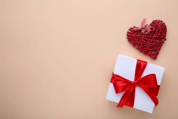 Valentijnsdag Geschenk Met Rode Harten Een Beige Achtergrond Plat Leggen — Stockfoto