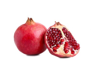 Olgun nar beyaz bir arka plan üzerinde izole kes şunu