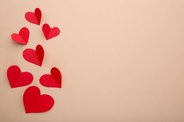 Sevgililer günü tebrik kartı. Bej artalanları Handmaded kalpler. Kopya alanı ile üstten görünüm