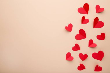 Sevgililer günü tebrik kartı. Bej artalanları Handmaded kalpler. Kopya alanı ile üstten görünüm