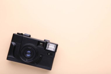 Vintage fotoğraf makinesi bej renkli arka plan üzerinde. Arka plan üzerinde eski fotoğraf makinesi