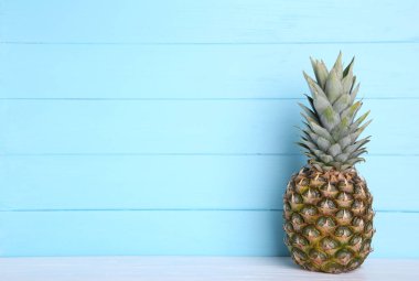 mavi bir arka plan üzerinde taze ananas