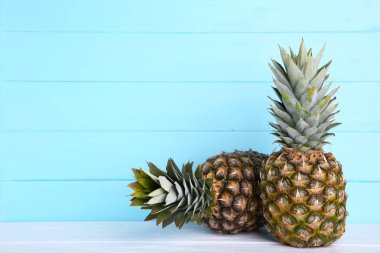 Mavi bir arka plan üzerinde taze ananas
