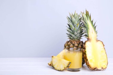 Taze ananas suyu cam gri arka plan üzerinde