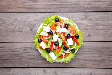 Gri arka plan üzerinde taze sebze salatası