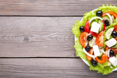 Gri arka plan üzerinde taze sebze salatası