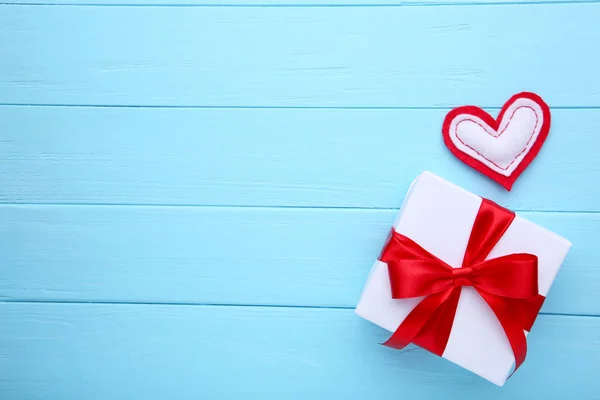 Valentijnsdag Geschenk Met Hart Blauwe Achtergrond Plat Leggen — Stockfoto