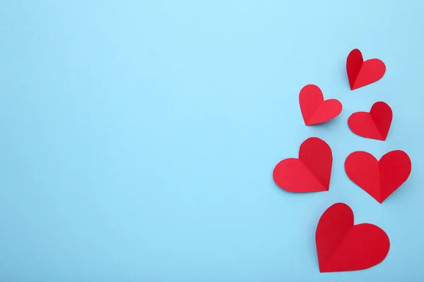 Valentinstag Grußkarte Handgefertigte Herzen Auf Blauem Hintergrund Ansicht Von Oben — Stockfoto