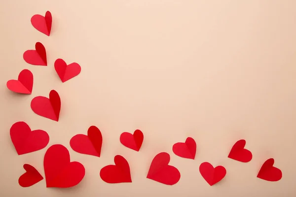 Открытки День Святого Валентина Рукопожатые Сердца Бежевом Фоне Вид Сверху — стоковое фото