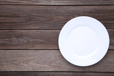 Gri arka plan üzerinde beyaz boş levha yakın çekim