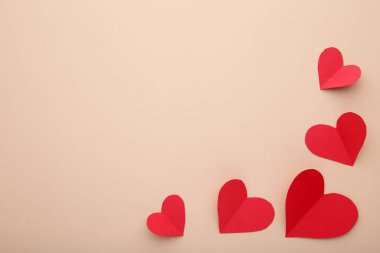 Sevgililer günü tebrik kartı. Bej artalanları Handmaded kalpler. Kopya alanı ile üstten görünüm