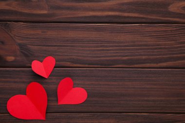 Sevgililer günü tebrik kartı. Kahverengi artalanları Handmaded kalpler. Kopya alanı ile üstten görünüm