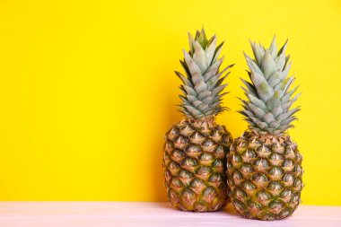 Sarı bir arka plan üzerinde olgunlaşmış ananas