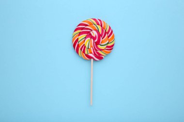 Candy lolipop mavi bir arka plan üzerinde.