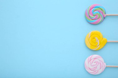 Mavi arka plan üzerinde renkli lolipop. Stüdyo vurdu