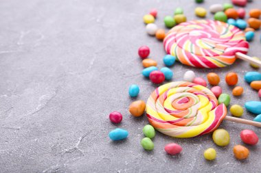 Renkli lolipop ve farklı renkli şeker Grey yuvarlak