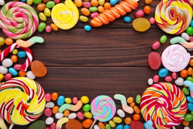 Renkli lolipop ve farklı renkli kahverengi şeker yuvarlak