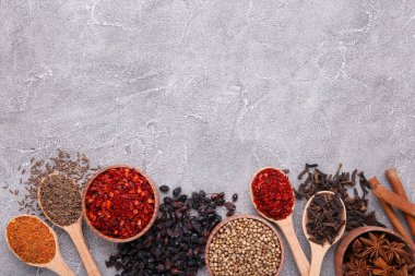 Baharat karışımı gri bir arka plan üzerinde makro.