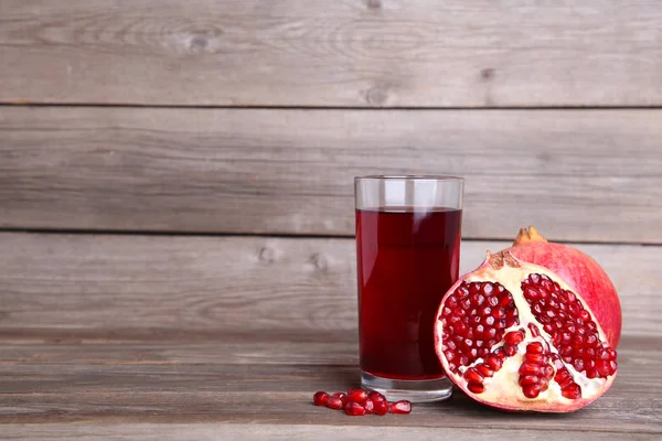 Romãs Maduras Suco Frutas Vidro Fundo Madeira Cinza — Fotografia de Stock