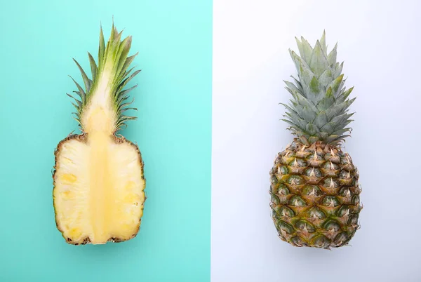 Reife Ananas Und Die Hälfte Der Ananas Auf Einem Farbenfrohen — Stockfoto