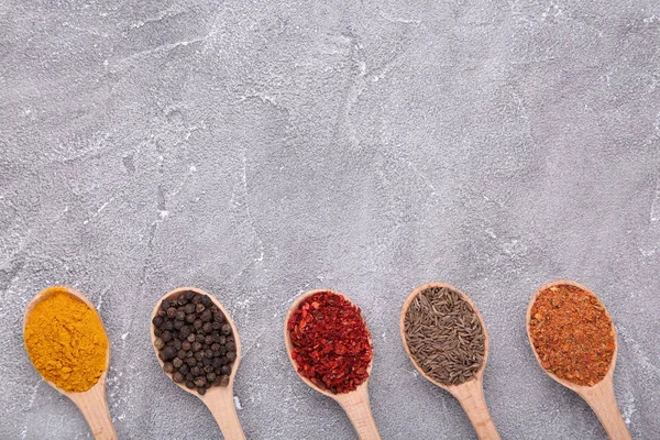 Kruidenmix Houten Lepels Grijze Achtergrond — Stockfoto