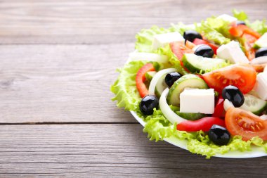 Gri arka plan üzerinde taze sebze salatası