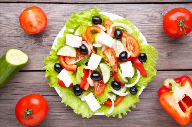 Gri arka plan üzerinde taze sebze salatası