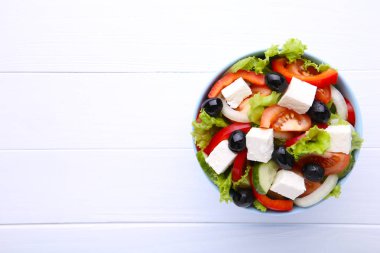 Beyaz arka planda taze sebze salatası