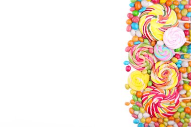 Beyaz arka plan üzerinde izole şeker renkli lolipop ve farklı renkli yuvarlak