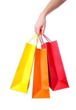 El izole kavramı alışveriş beyaz arka plan üzerinde renkli kağıt torba tutarak
