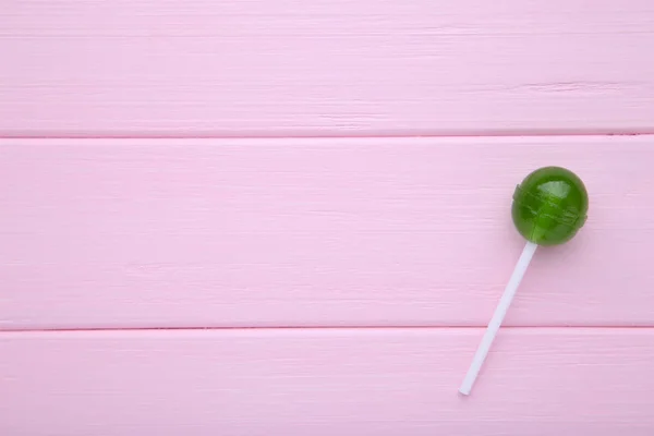 Green Lollipop Pink Wooden Background Sweet Candy Concept — Stock Photo, Image