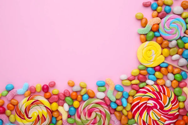 Bunte Lutscher Und Verschieden Farbige Runde Bonbons Auf Rosa — Stockfoto