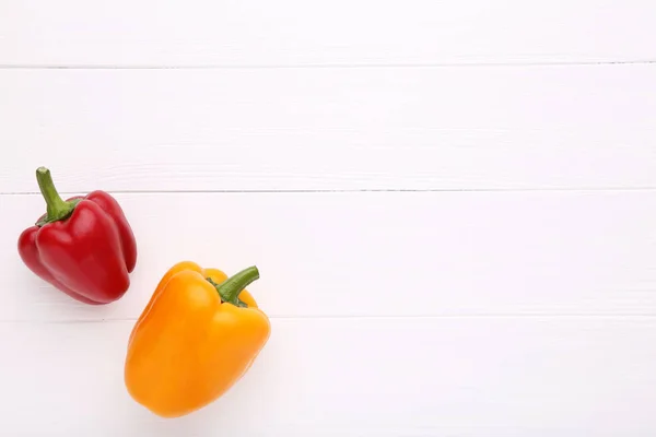 Pimientos Coloridos Sobre Mesa Madera Blanca Pimienta Verde Amarilla Roja —  Fotos de Stock