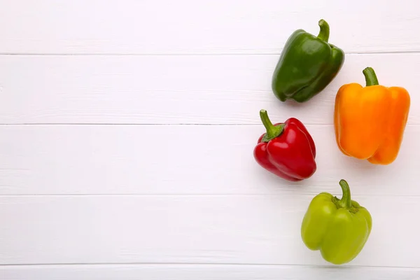 Pimientos Coloridos Sobre Mesa Madera Blanca Pimienta Verde Amarilla Roja —  Fotos de Stock