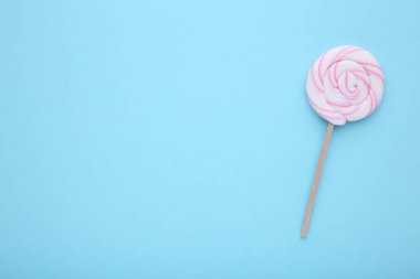 Candy lolipop mavi bir arka plan üzerinde.