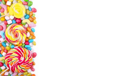 Beyaz arka plan üzerinde izole şeker renkli lolipop ve farklı renkli yuvarlak