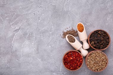 Baharat karışımı gri bir arka plan üzerinde makro.